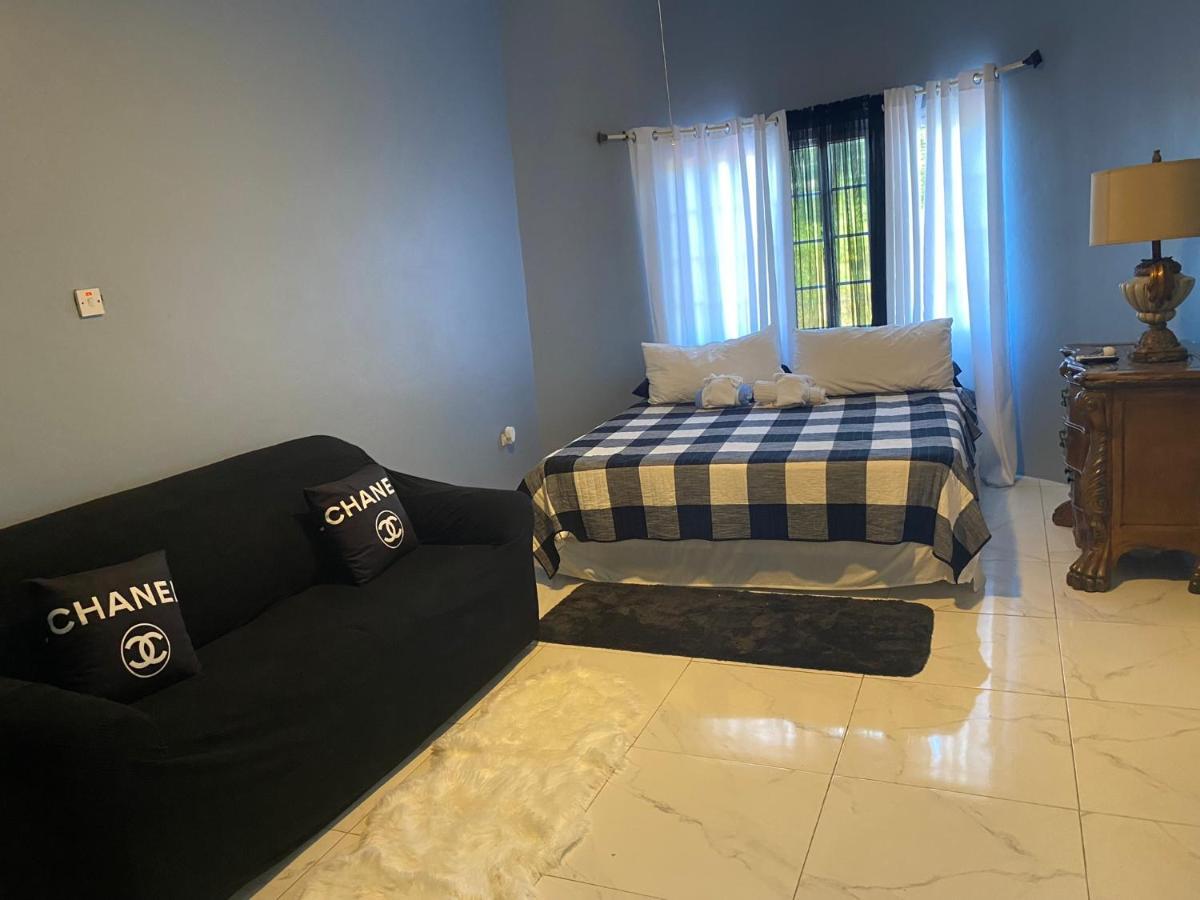 A Taste Of Jamaica Lavern's Place * Ocho Rios